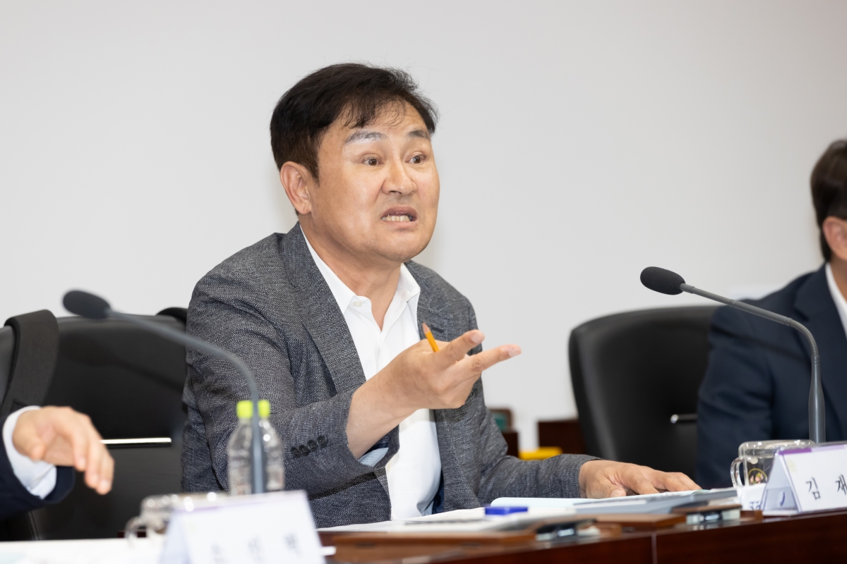 20250514-046[AMG_9482-2025년 의원연구단체심의위원회 위촉식 및 심의위원회 회의.jpg