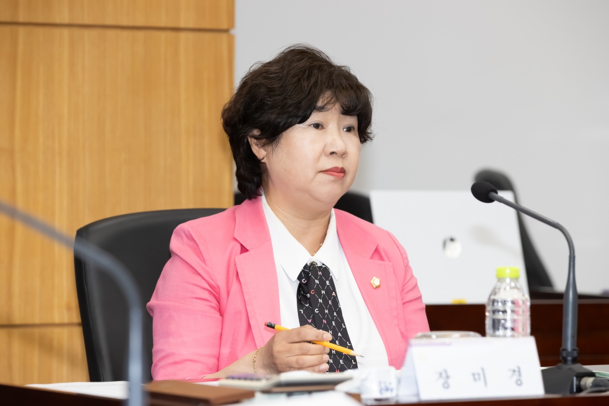 20250514-053[AMG_9519-2025년 의원연구단체심의위원회 위촉식 및 심의위원회 회의.jpg