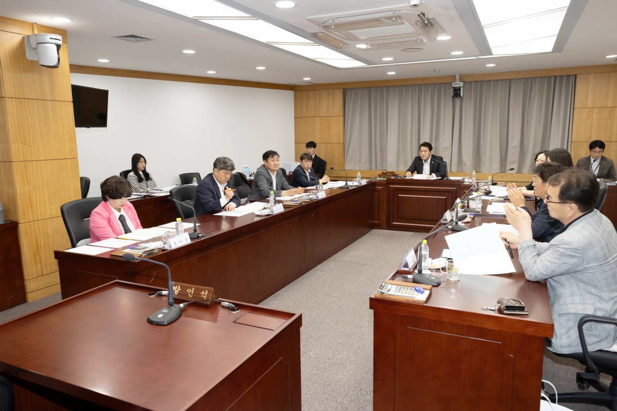 20250514-036[AMG_9463-2025년 의원연구단체심의위원회 위촉식 및 심의위원회 회의.jpg