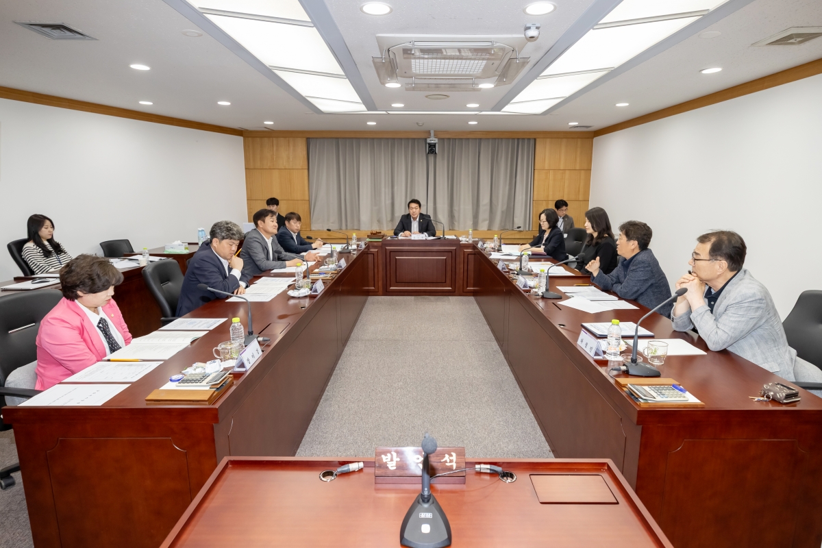 20250514-033[AMG_9456-2025년 의원연구단체심의위원회 위촉식 및 심의위원회 회의.jpg