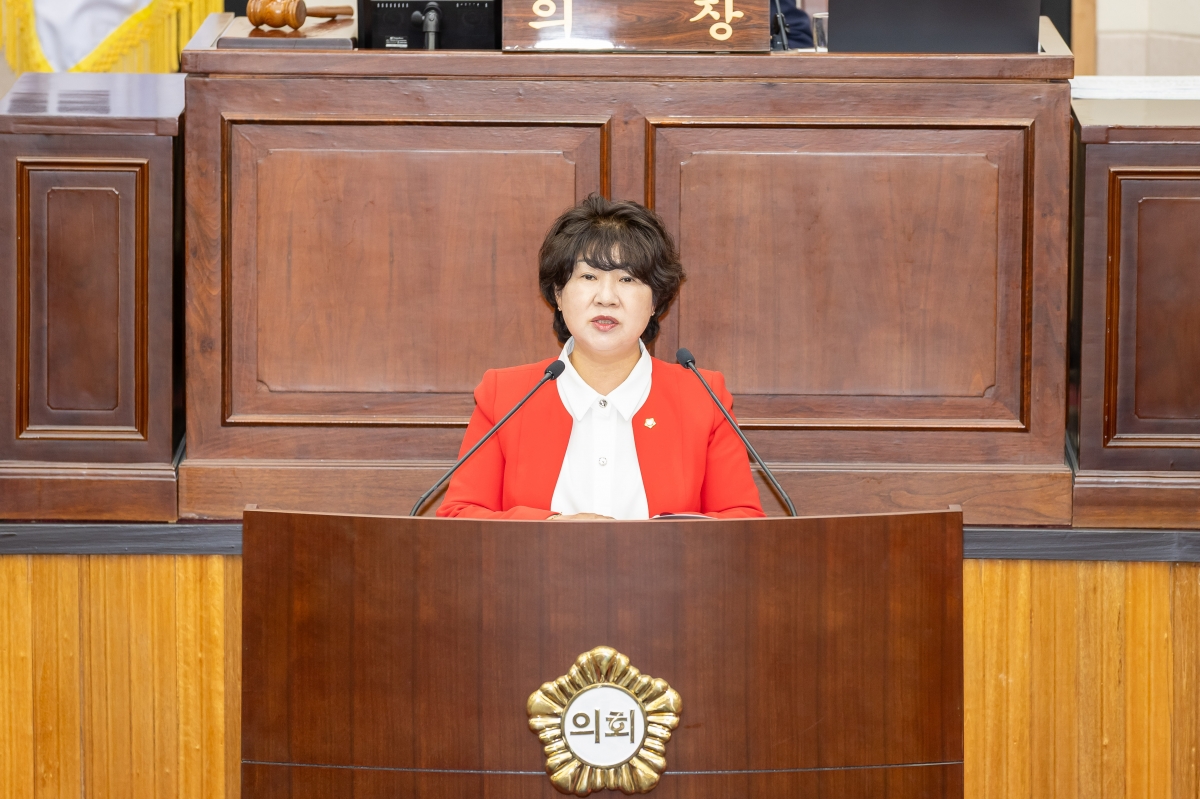 20250519-050[AMG_0108-제287회 임시회 제2차 본회의시 장미경 기획행정위원장 상임위원회 활동결과보고.jpg