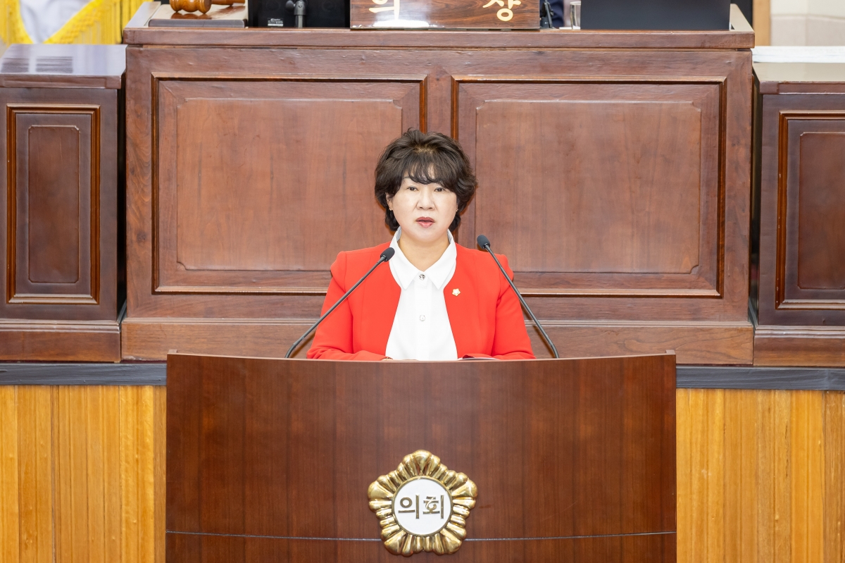 20250519-049[AMG_0104-제287회 임시회 제2차 본회의시 장미경 기획행정위원장 상임위원회 활동결과보고.jpg