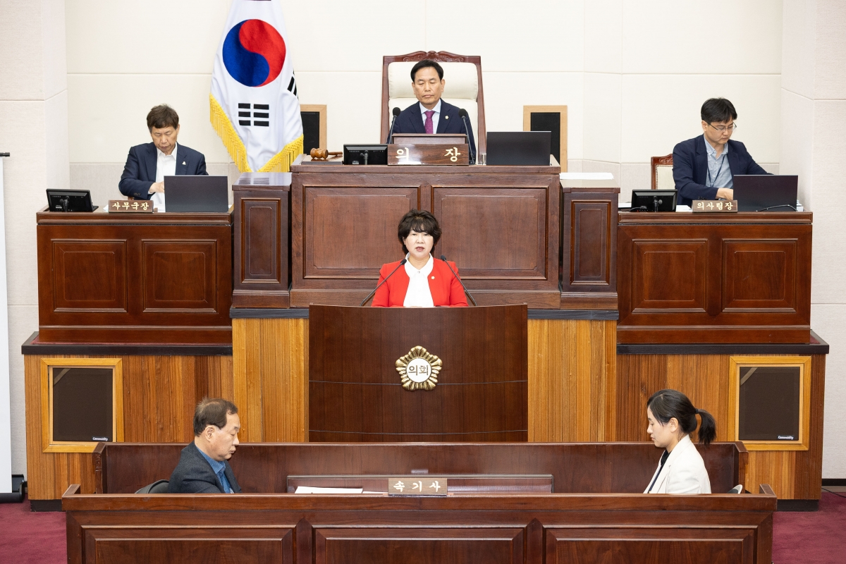 20250519-051[AMG_0109-제287회 임시회 제2차 본회의시 장미경 기획행정위원장 상임위원회 활동결과보고.jpg