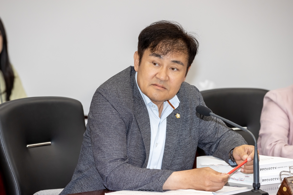20250605-006[AMG_0833-제288회 제1차 정례회 의회운영위원회 소관 2024회계연도 세입·세출 결산 승인안 예비심사활동.jpg