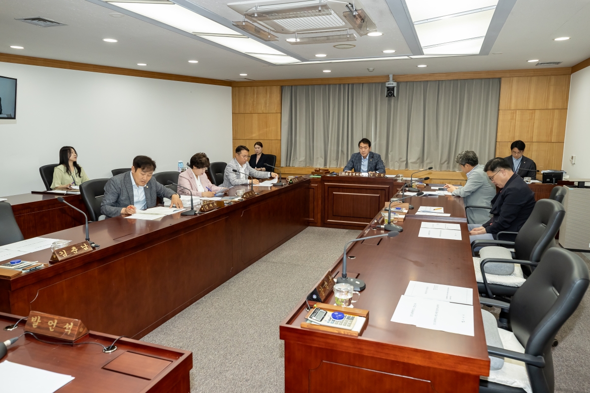 20250605-003[AMG_0823-제288회 제1차 정례회 의회운영위원회 소관 2024회계연도 세입·세출 결산 승인안 예비심사활동.jpg