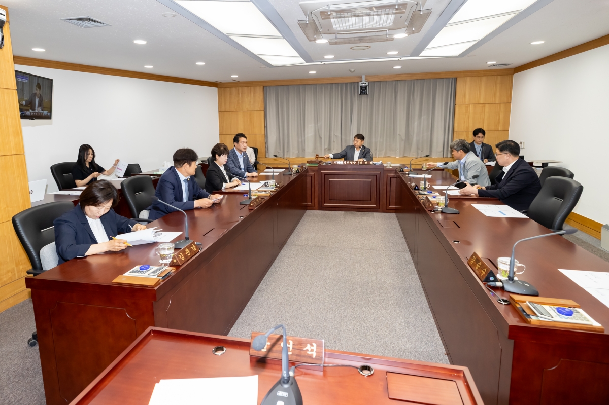 20250604-003[AMG_0686-제288회 제1차 정례회 의회운영위원회 조례안 심사활동.jpg