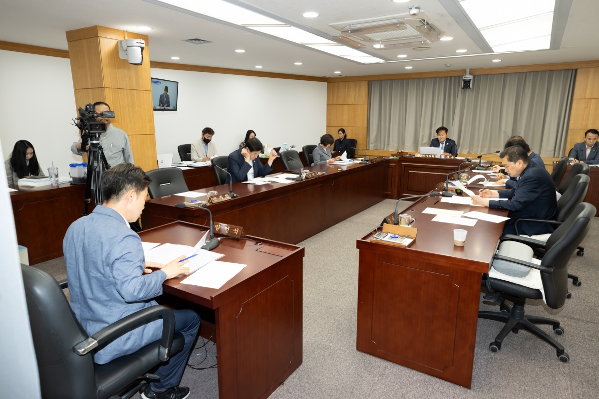 20250604-057[AMG_0717-제288회 제1차 정례회 문화환경위원회 조례안 심사활동.jpg