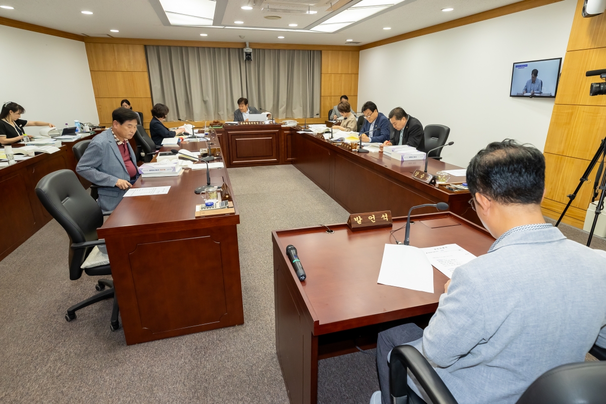 20250605-034[AMG_0933-제288회 제1차 정례회 문화환경위원회 소관 2024회계연도 세입·세출 결산 승인안 예비심사활동.jpg