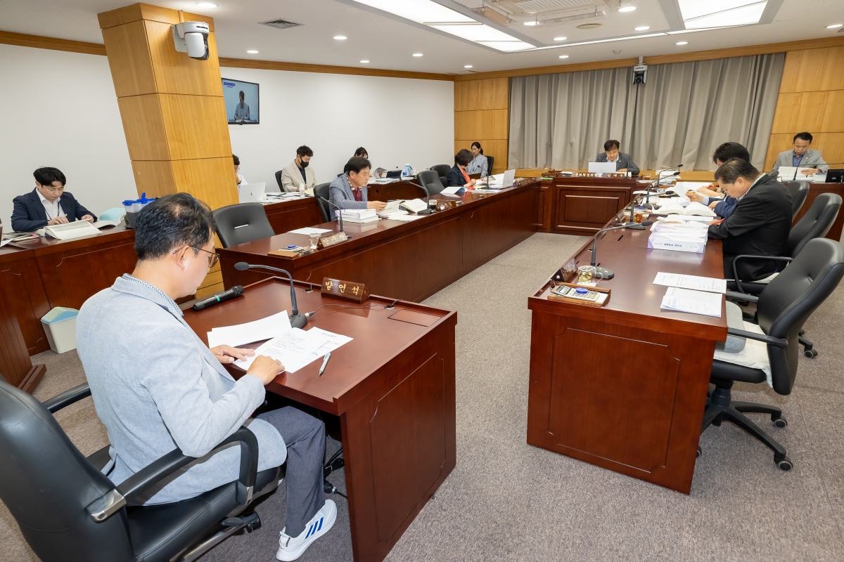 20250605-035[AMG_0937-제288회 제1차 정례회 문화환경위원회 소관 2024회계연도 세입·세출 결산 승인안 예비심사활동.jpg