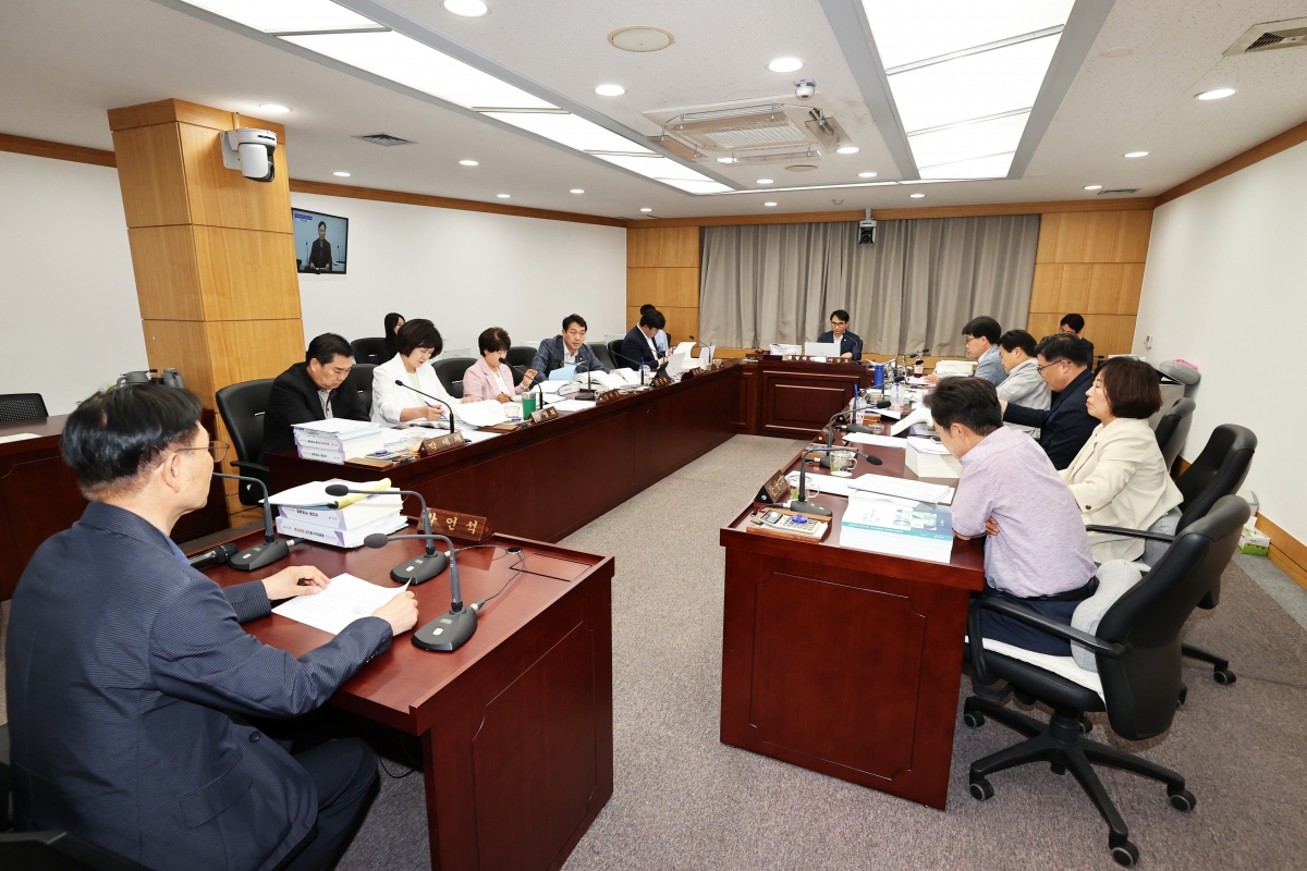 20250611-002[AMG_1425-제288회 제1차 정례회 예산결산특별위원회 2024회계연도 세입세출결산승인안 심사활동.JPG