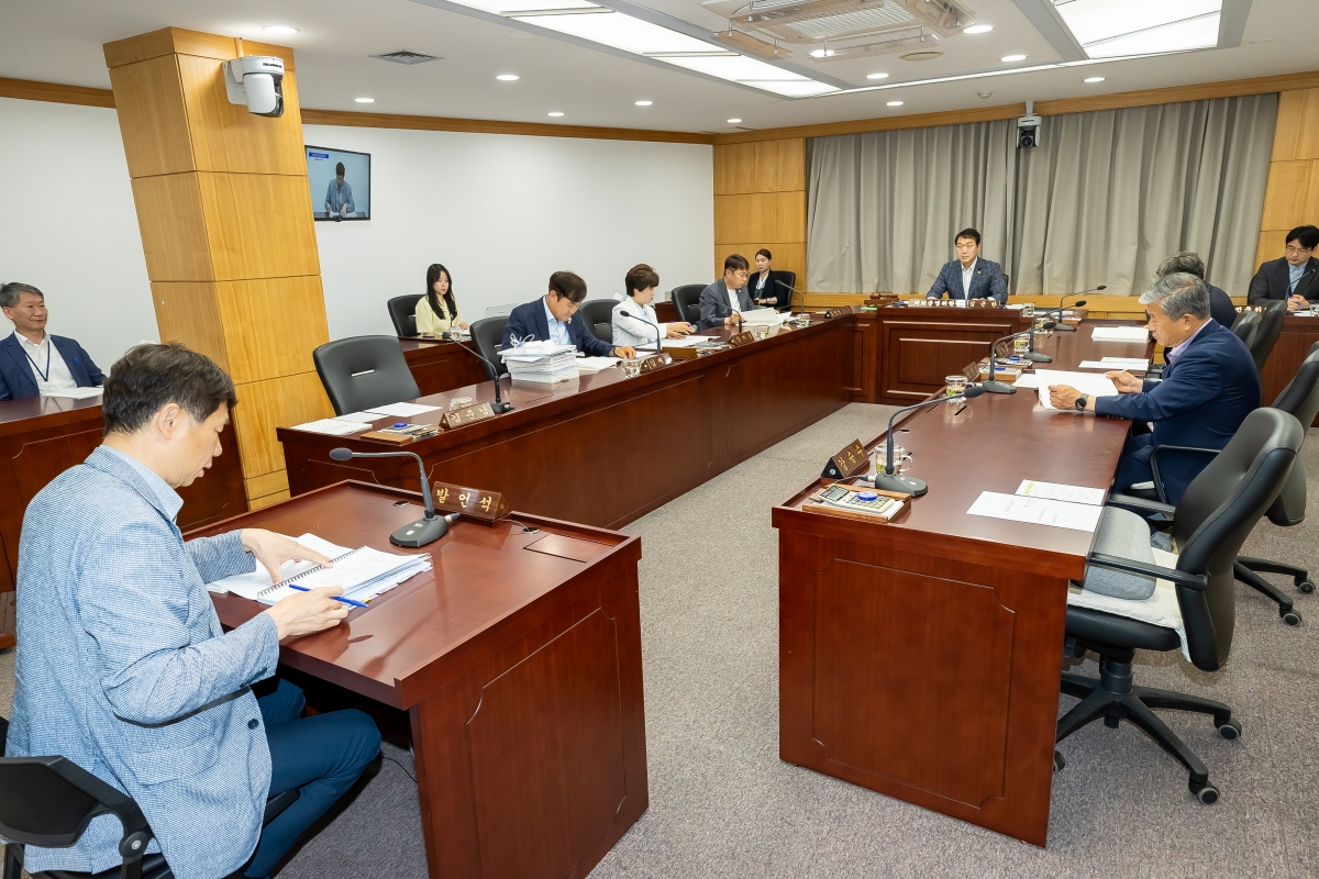 20250612-007[AMG_1446-제288회 제1차 정례회 의회운영위원회 소관 2025년도 행정사무감사 활동.jpg