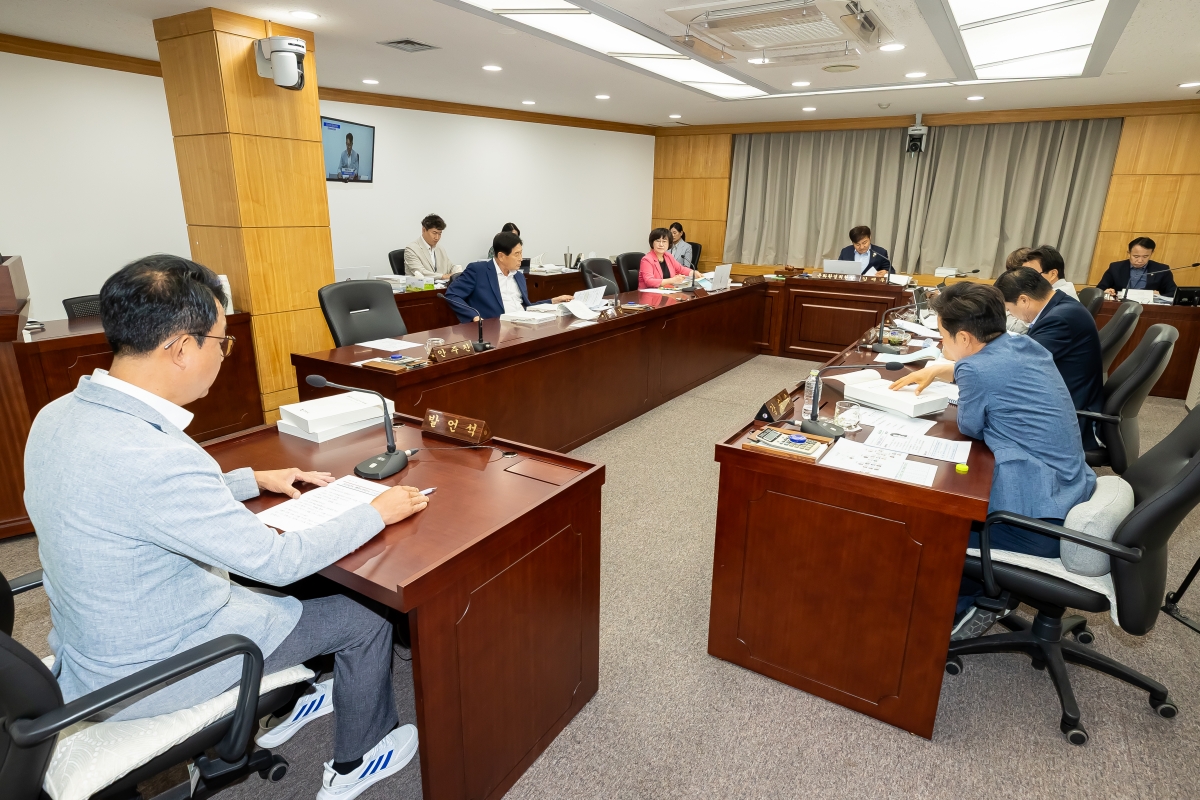 20250612-082[AMG_1535-제288회 제1차 정례회 문화환경위원회 소관 2025년도 행정사무감사 활동.jpg