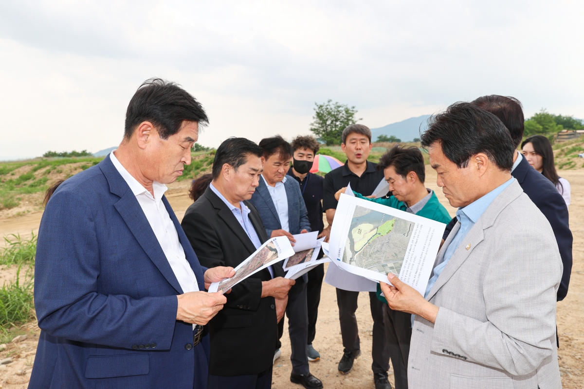 20250617-040[AMG_2486-1-제288회 제1차 정례회 문화환경위원회 2025년도 행정사무감사차 낙동강 골재 채취 현장방문.JPG