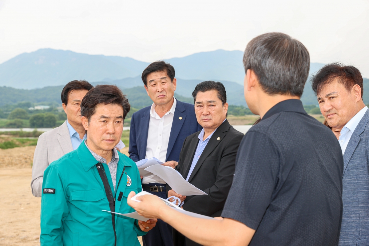 20250617-044[AMG_2497-1-제288회 제1차 정례회 문화환경위원회 2025년도 행정사무감사차 낙동강 골재 채취 현장방문.JPG