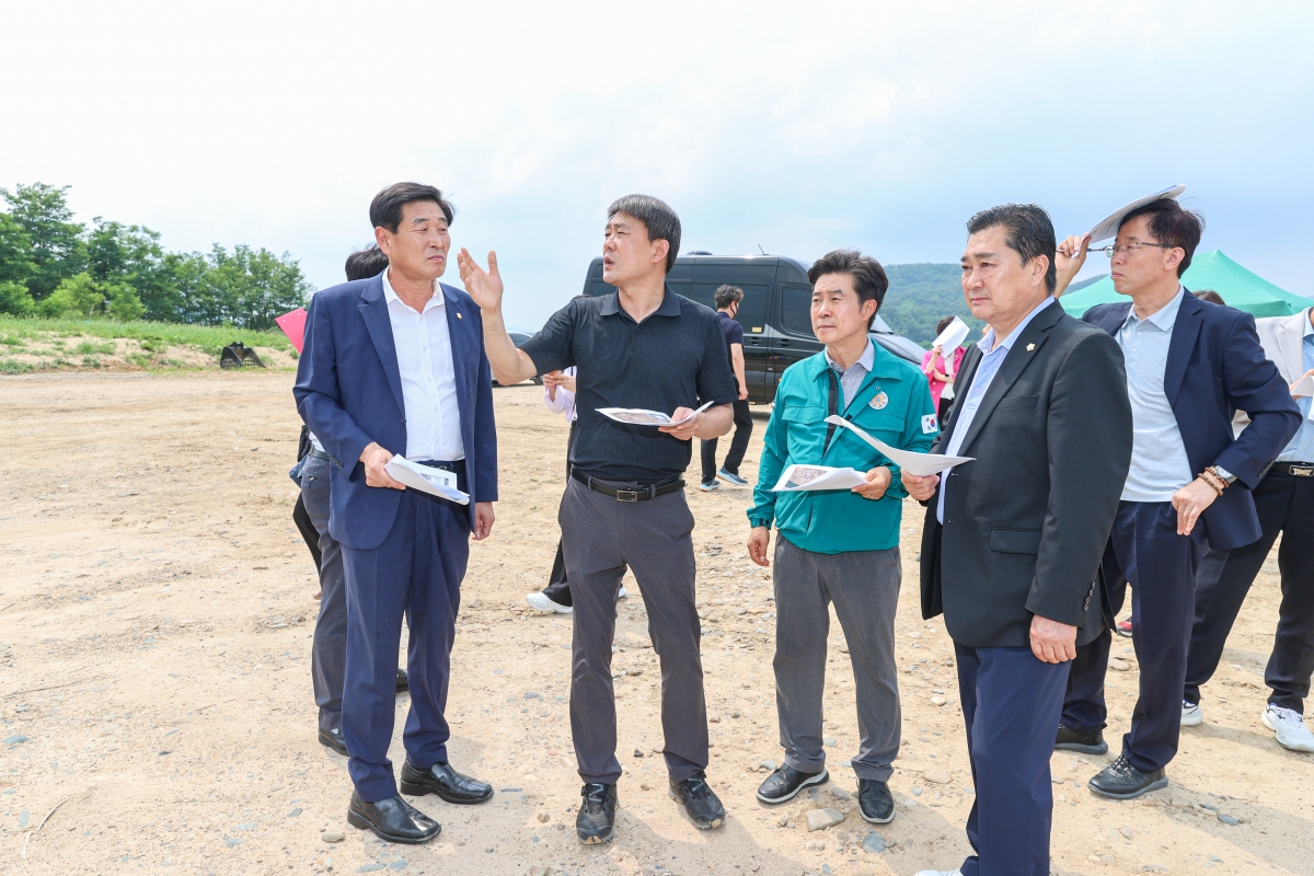 20250617-049[AMG_2519-1-제288회 제1차 정례회 문화환경위원회 2025년도 행정사무감사차 낙동강 골재 채취 현장방문.JPG