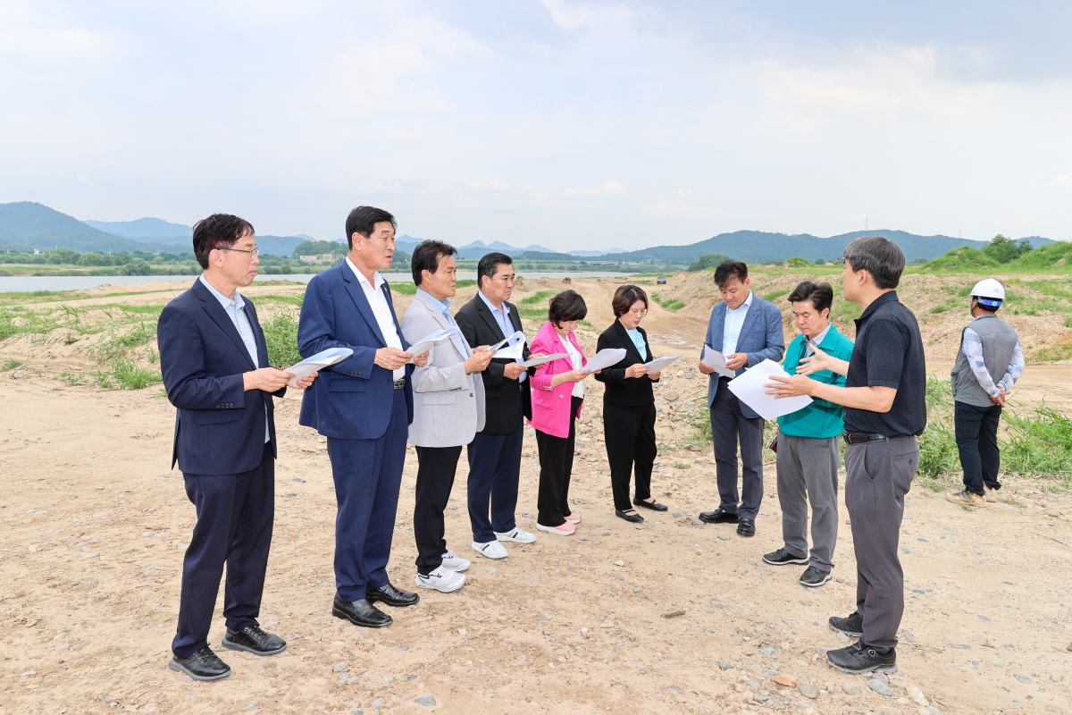 20250617-035[AMG_2470-1-제288회 제1차 정례회 문화환경위원회 2025년도 행정사무감사차 낙동강 골재 채취 현장방문.JPG