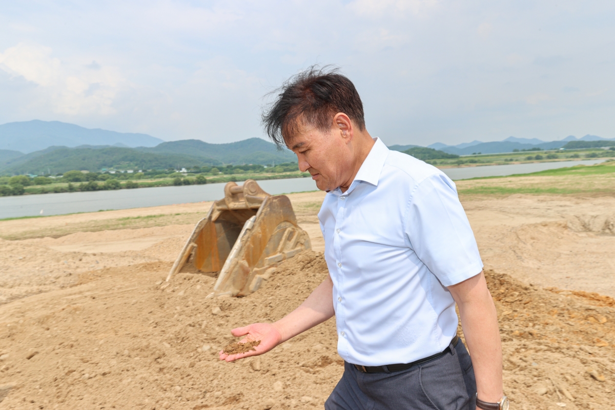 20250617-059[AMG_2550-1-제288회 제1차 정례회 문화환경위원회 2025년도 행정사무감사차 낙동강 골재 채취 현장방문.JPG