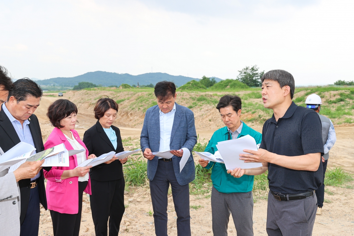 20250617-037[AMG_2482-1-제288회 제1차 정례회 문화환경위원회 2025년도 행정사무감사차 낙동강 골재 채취 현장방문.JPG