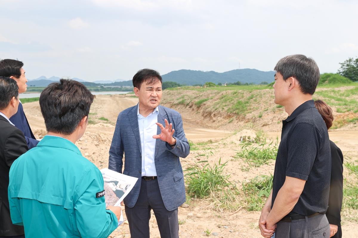 20250617-045[AMG_2502-1-제288회 제1차 정례회 문화환경위원회 2025년도 행정사무감사차 낙동강 골재 채취 현장방문.JPG