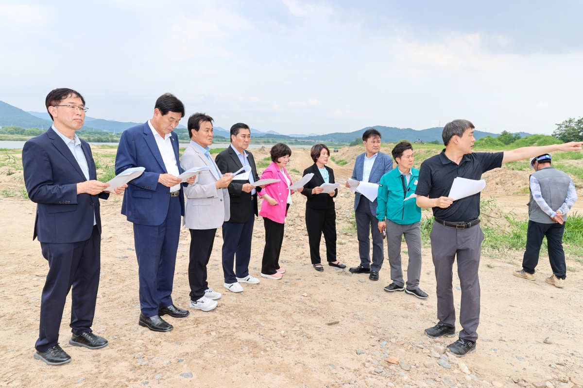 20250617-034[AMG_2467-1-제288회 제1차 정례회 문화환경위원회 2025년도 행정사무감사차 낙동강 골재 채취 현장방문.JPG