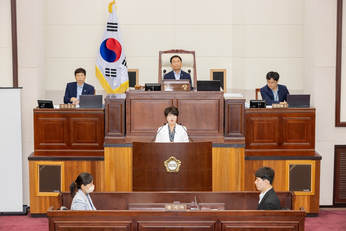 20250623-031[AMG_3017-제288회 제1차 정례회 제2차 본회의시 장미경 기획행정위원장 2025년도 행정사무감사 활동결과보고.jpg