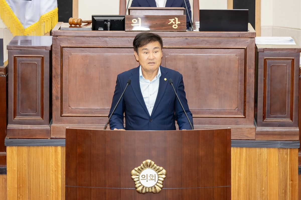 20250715-022[AMG_4158-제289회 임시회 제1차 본회의시 김재우 의원 구미시장 및 관계공무원 출석요구의 건 제안설명.jpg