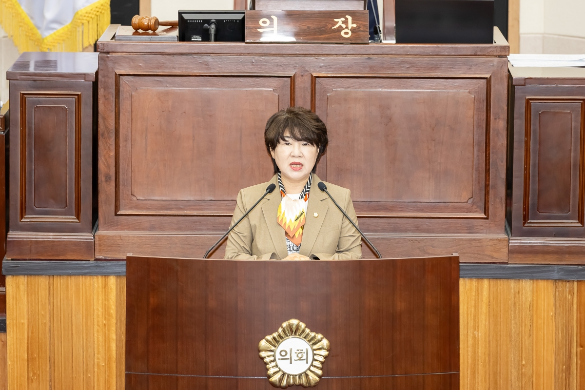 20250724-057[AMG_4955-제289회 임시회 제2차 본회의시 장미경 기획행정위원장 상임위원회 활동결과보고.jpg