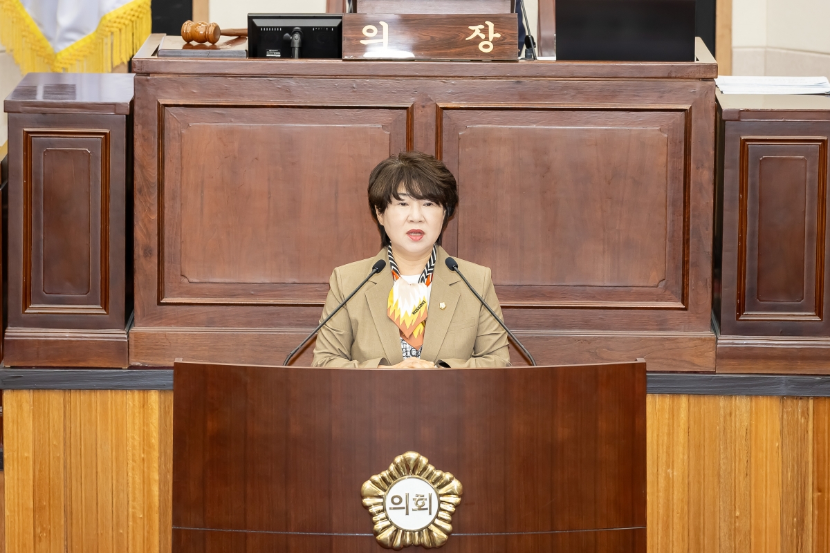 20250724-056[AMG_4952-제289회 임시회 제2차 본회의시 장미경 기획행정위원장 상임위원회 활동결과보고.jpg