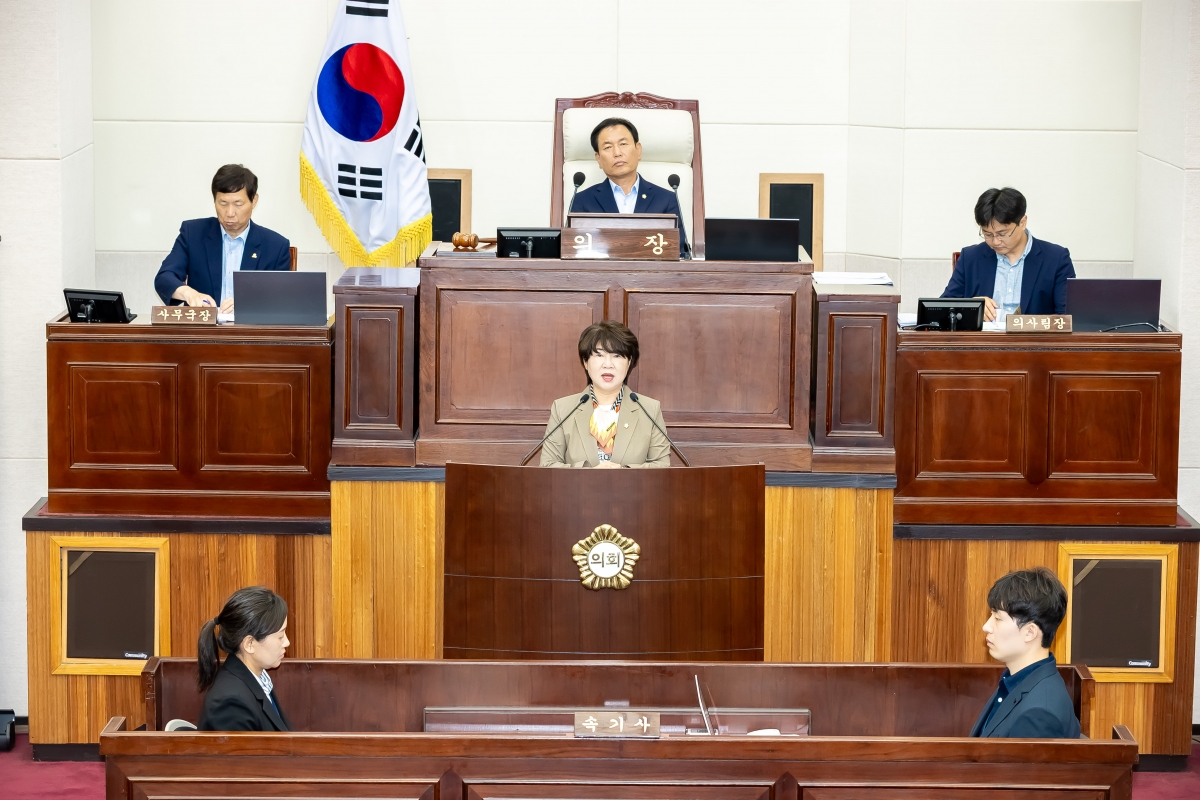 20250724-058[AMG_4959-제289회 임시회 제2차 본회의시 장미경 기획행정위원장 상임위원회 활동결과보고.jpg