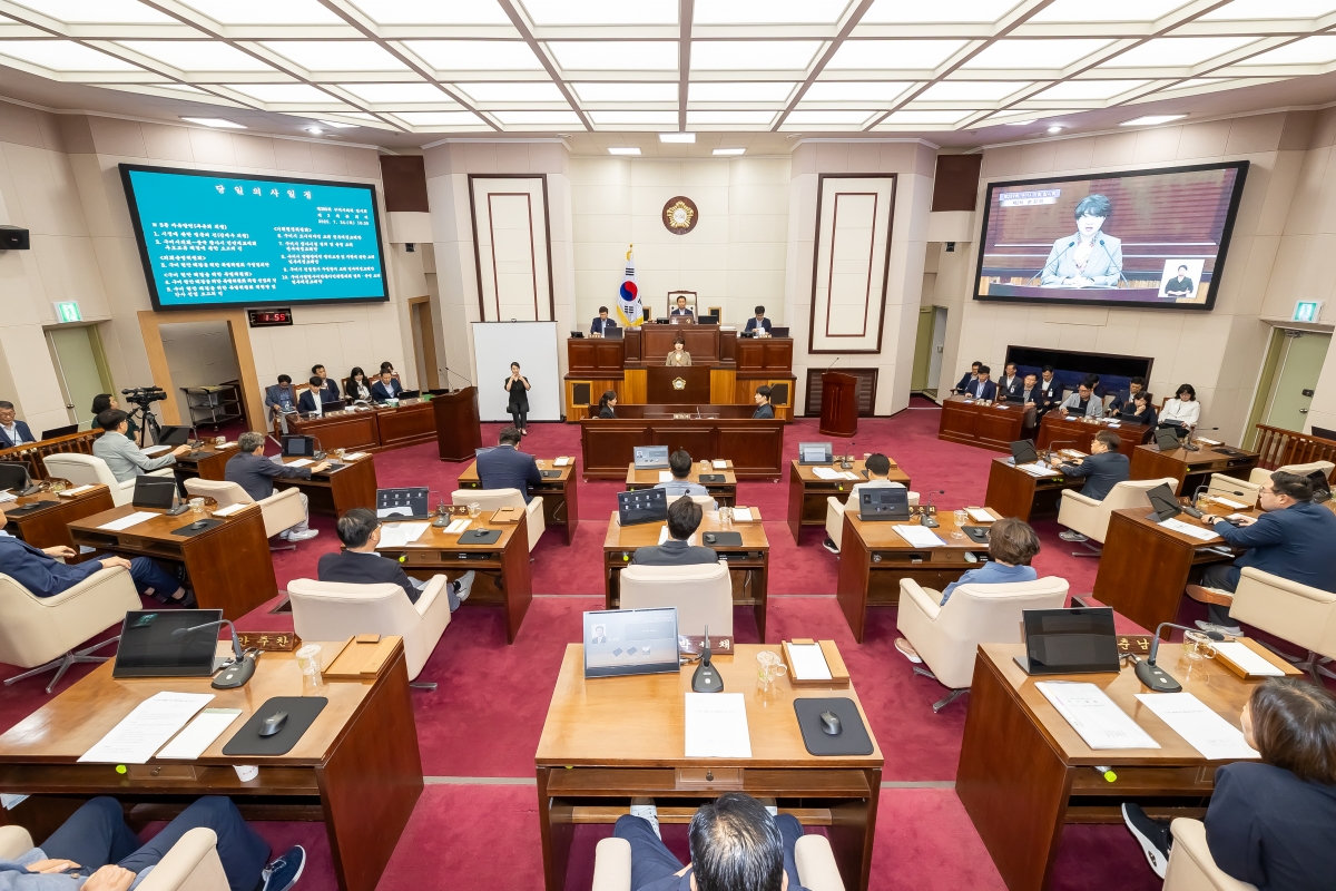 20250724-059[AMG_4960-제289회 임시회 제2차 본회의시 장미경 기획행정위원장 상임위원회 활동결과보고.jpg