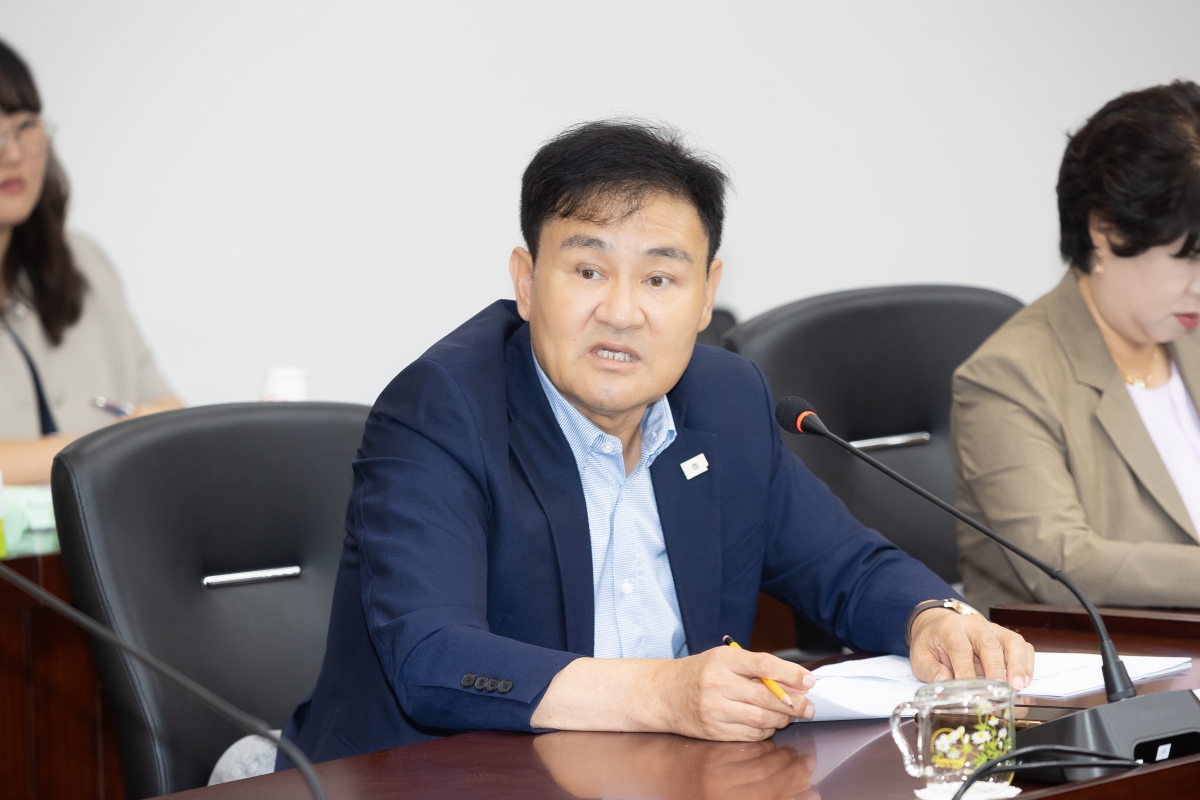 20250911-010[AMG_7291-제290회 임시회시 의회운영위원회 조례안 등 심사활동.jpg