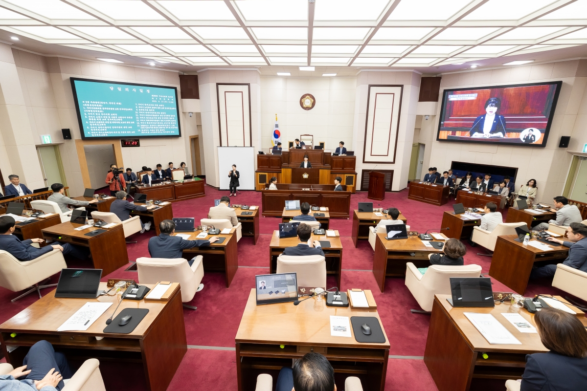 20250917-025[AMG_7922-제290회 임시회 제2차 본회의시 장미경 기획행정위원장 상임위원회 활동결과보고.jpg