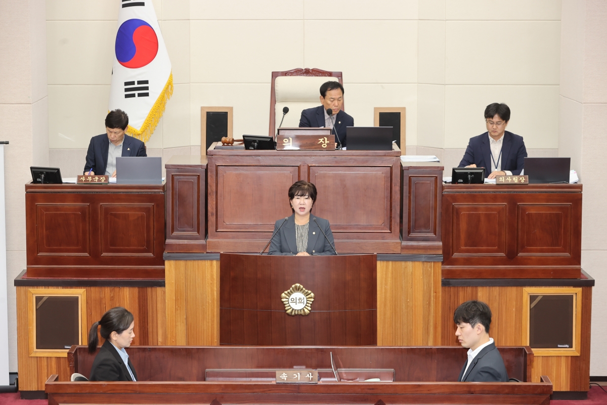 20251024-030[AMG_3010-1-제291회 임시회 제2차 본회의시 장미경 기획행정위원장 상임위원회 결과보고.JPG