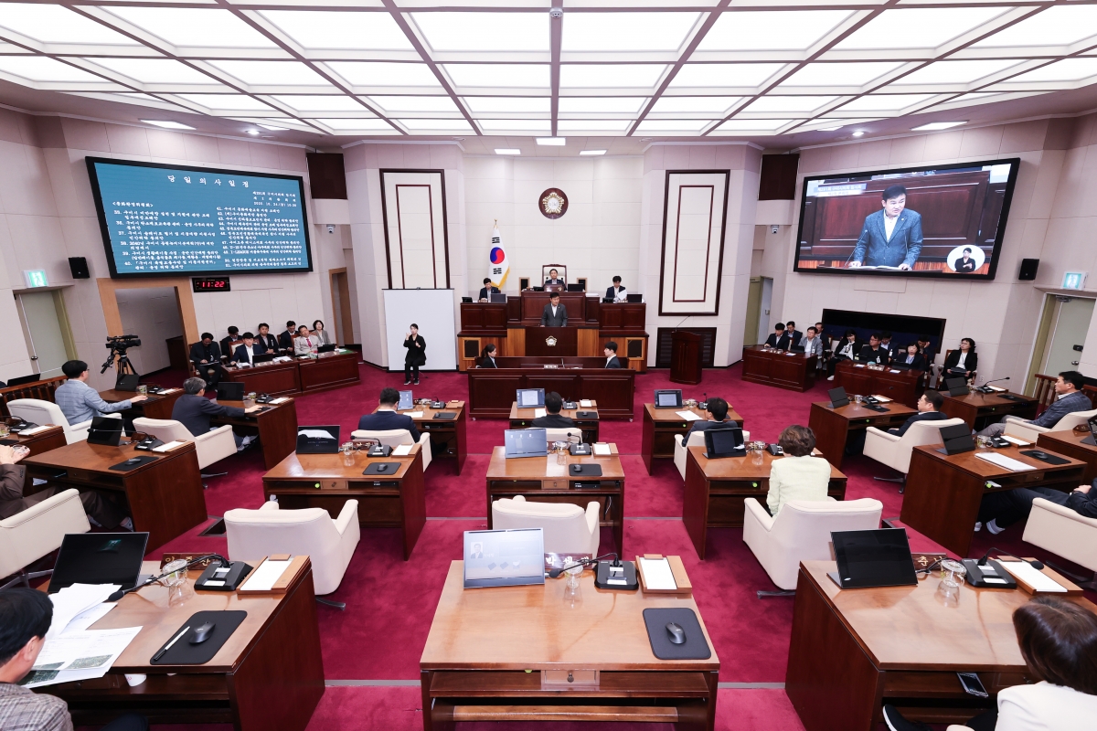 20251024-047[AMG_3077-1-제291회 임시회 제2차 본회의시 김재우 문화환경위원장 상임위원회 활동결과보고.JPG