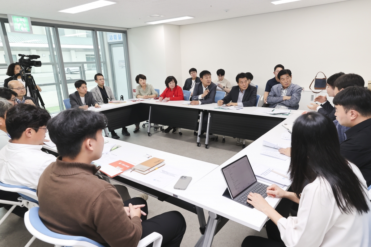 20251017-069[AMG_1093-1-제291회 임시회시 문화환경위원회 춘천시 송암스포츠타운 에어돔 현장방문.jpg