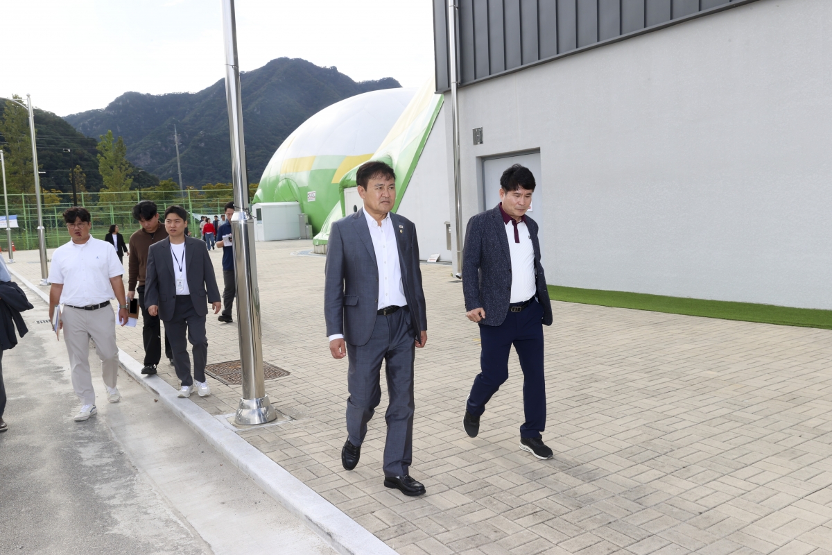 20251017-096[AMG_1162-1-제291회 임시회시 문화환경위원회 춘천시 송암스포츠타운 에어돔 현장방문.jpg