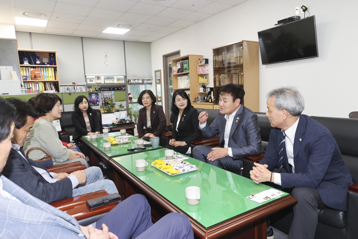 20251017-114[AMG_1217-1-제291회 임시회시 문화환경위원회 춘천시의회 방문.jpg