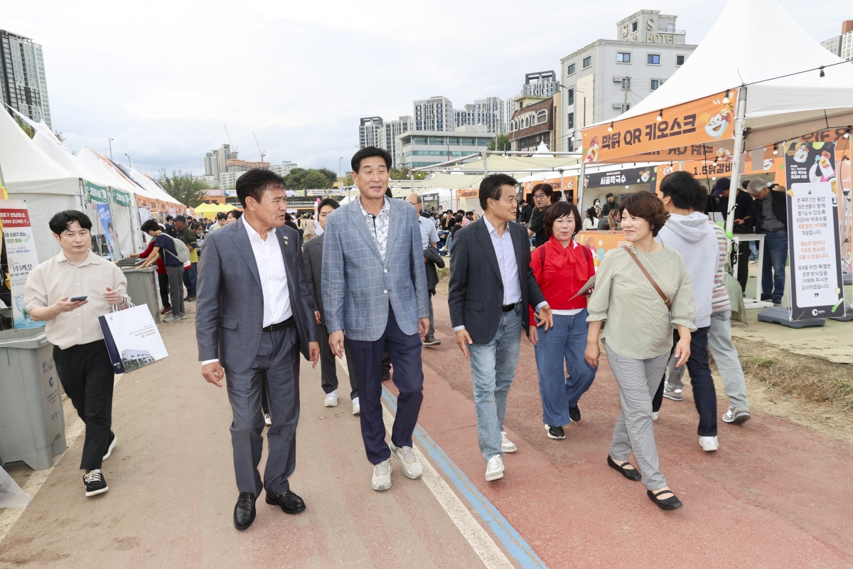 20251017-140[AMG_1281-1-의원연구단체 그린로컬 축제관광 연구회 춘천 막국수닭갈비 축제 행사장 방문.jpg