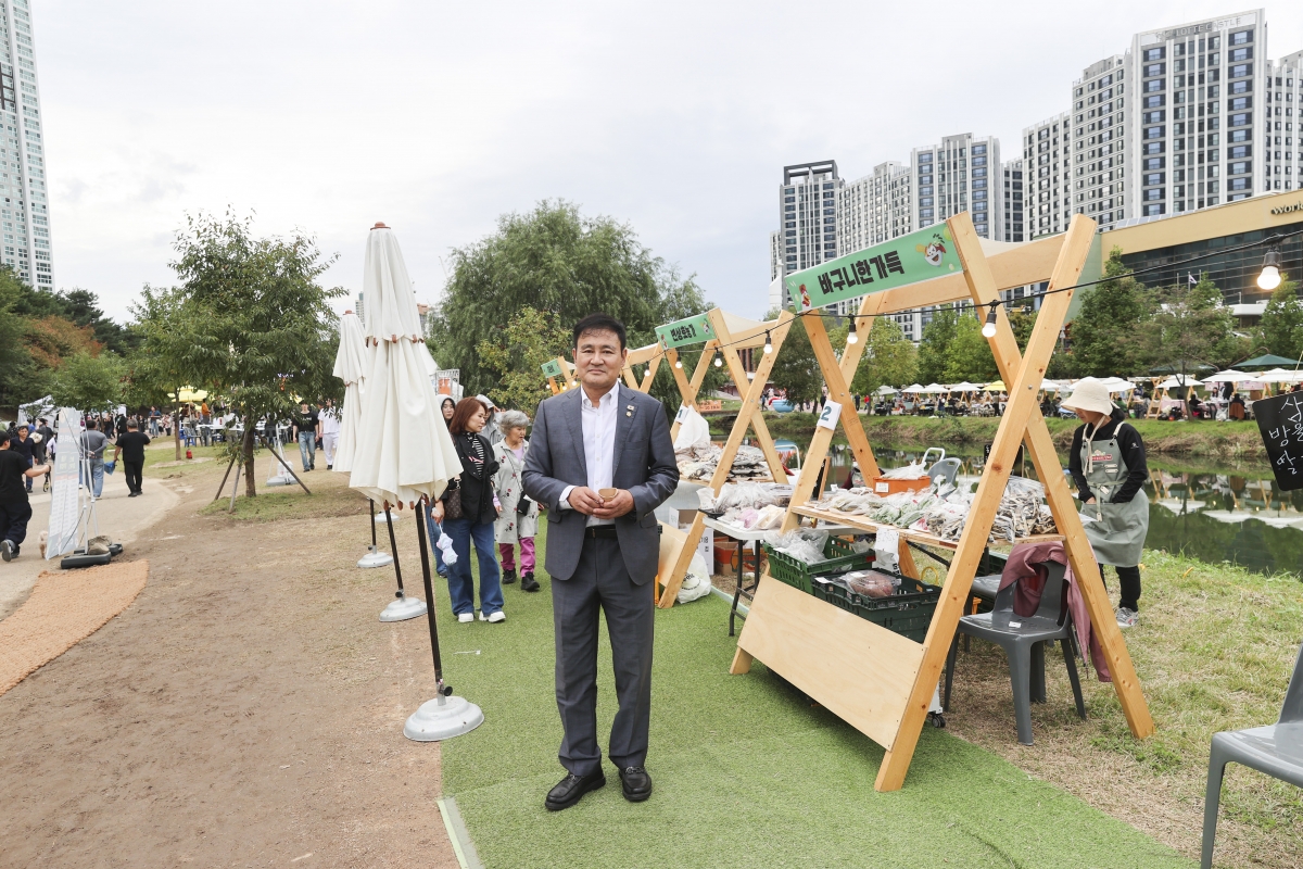 20251017-168[AMG_1366-1-의원연구단체 그린로컬 축제관광 연구회 춘천 막국수닭갈비 축제 행사장 방문.jpg