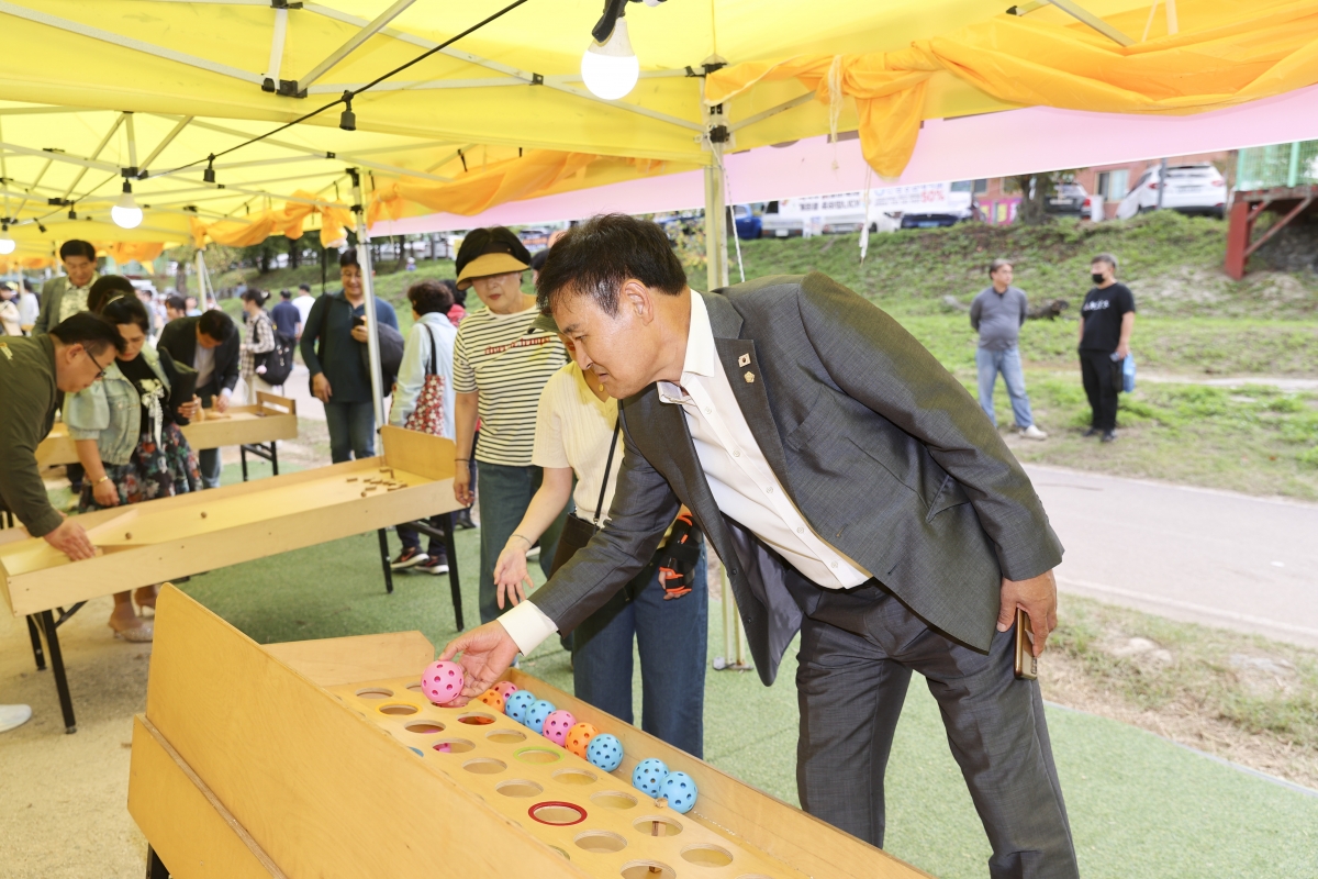 20251017-156[AMG_1337-1-의원연구단체 그린로컬 축제관광 연구회 춘천 막국수닭갈비 축제 행사장 방문.jpg
