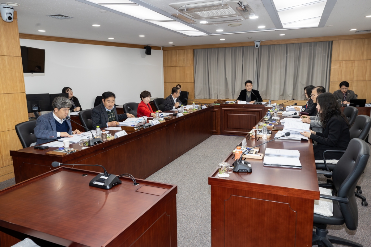20251125-043[AMG_8008-2025년도 제2차 의원연구단체 심의위원회 개최.jpg