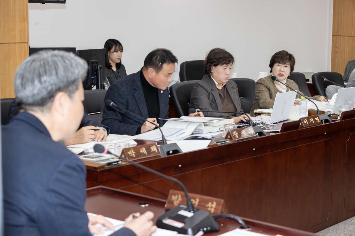 20251205-005[AMG_0226-제292회 제2차 정례회시 예산결산특별위원회 2026년도 예산안 및 기금운용계획안 심사 활동.jpg