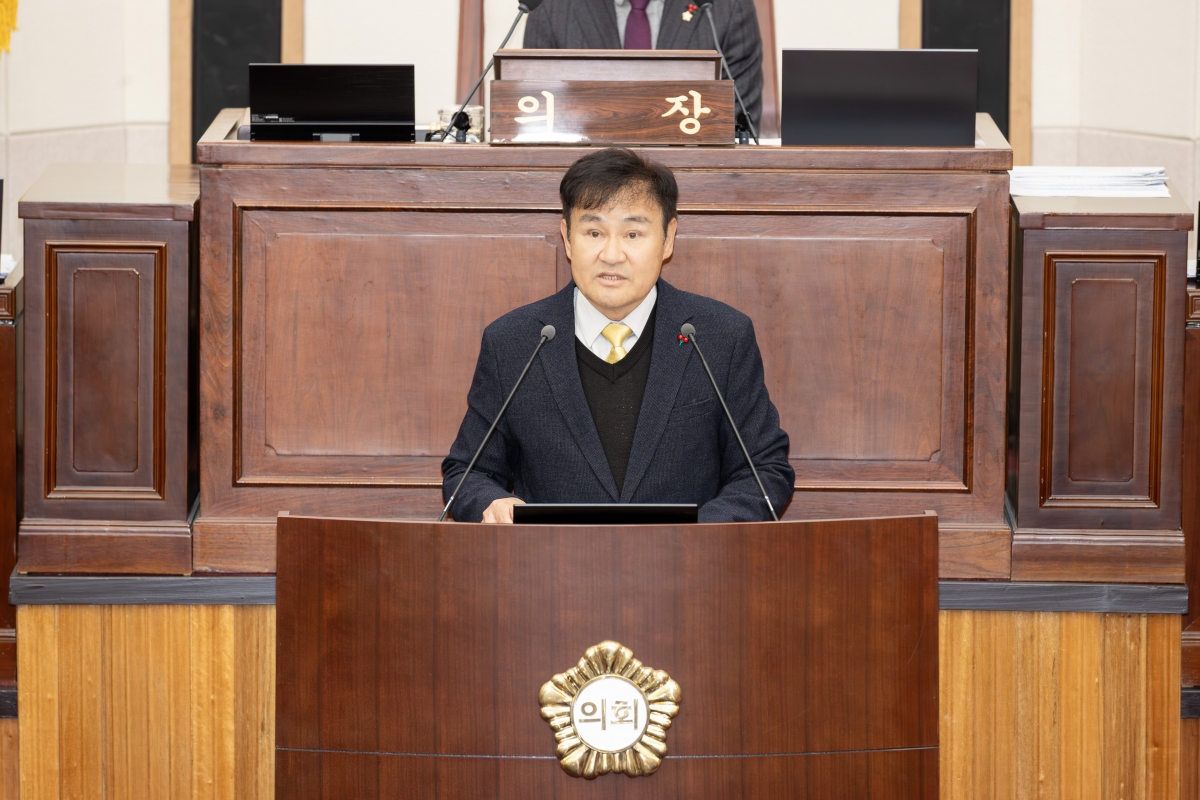 20251211-018[AMG_0701-제292회 제2차 정례회 제2차 본회의시 김재우 의원 시정질문.jpg