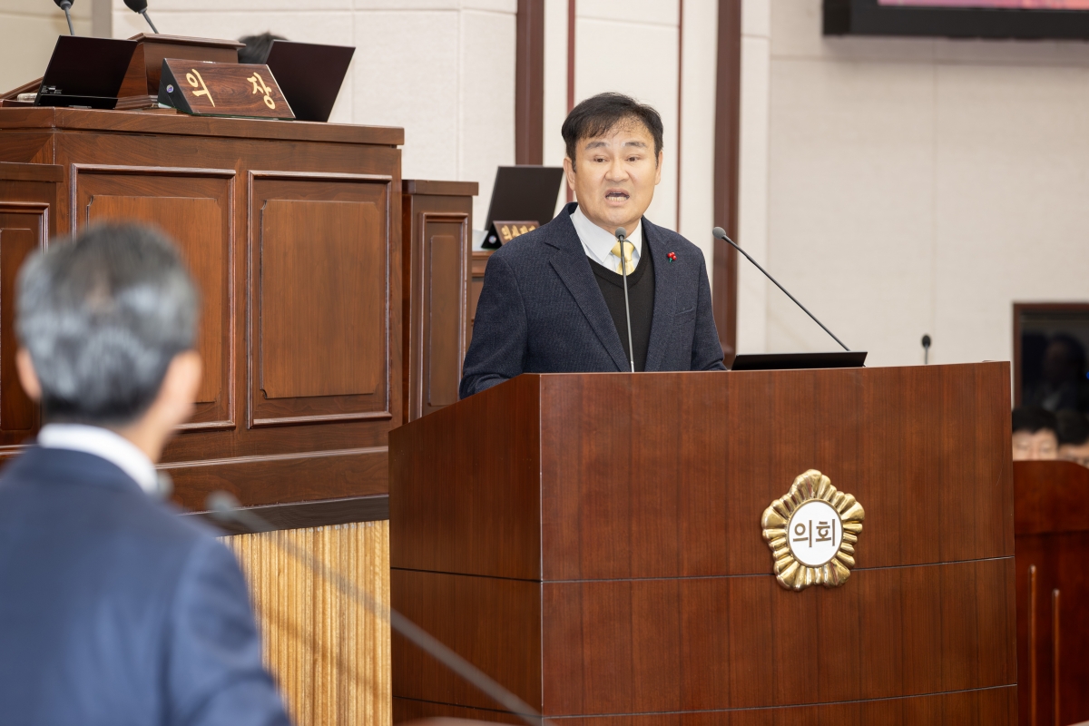 20251211-029[AMG_0741-제292회 제2차 정례회 제2차 본회의시 김재우 의원 시정질문.jpg