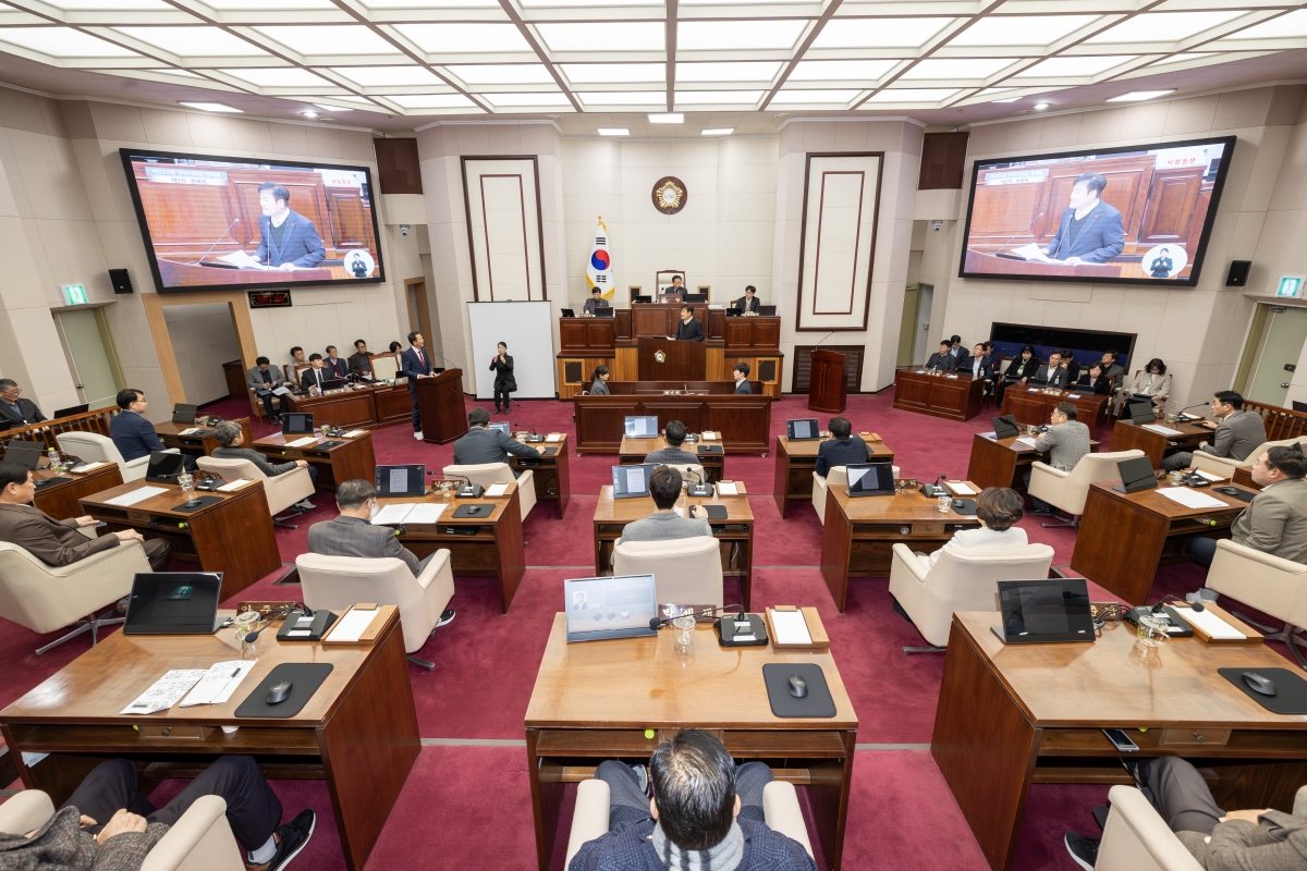 20251211-023[AMG_0717-제292회 제2차 정례회 제2차 본회의시 김재우 의원 시정질문.jpg