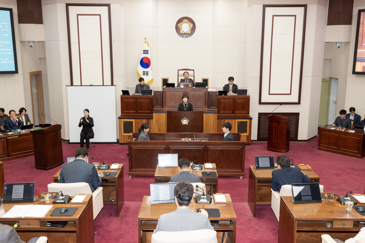 20251211-040[AMG_0782-제292회 제2차 정례회 제2차 본회의시 장미경 기획행정위원장 상임위원회 활동결과보고.jpg