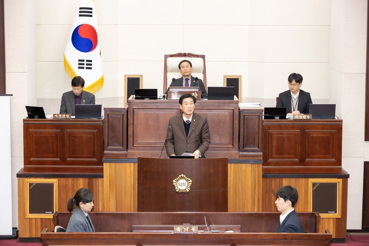 20251211-055[AMG_0847-제292회 제2차 정례회 제2차 본회의시 김영길 예산결산특별위원장 2026년도 예산안 및 기금운용계획안 활동결과보고.jpg