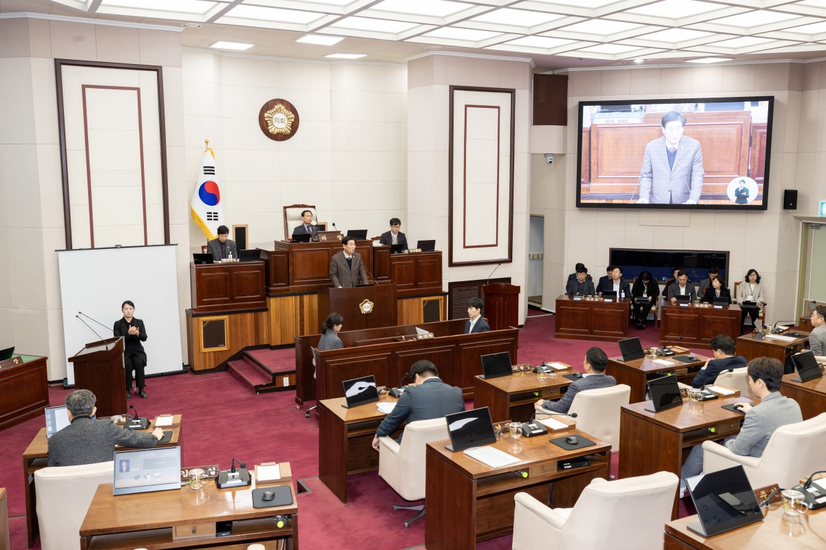 20251211-058[AMG_0854-제292회 제2차 정례회 제2차 본회의시 김영길 예산결산특별위원장 2026년도 예산안 및 기금운용계획안 활동결과보고.jpg