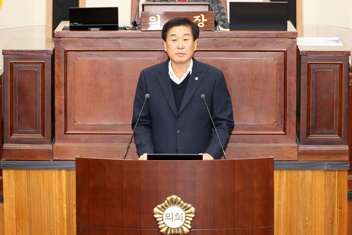 20251217-029[AMG_1641-1-제292회 제2차 정례회 제3차 본회의시 김영길 예산결산특별위원장 2025년도 제2회 추가경정예산안 및 기금운용계획변경안 활동결과보고.JPG