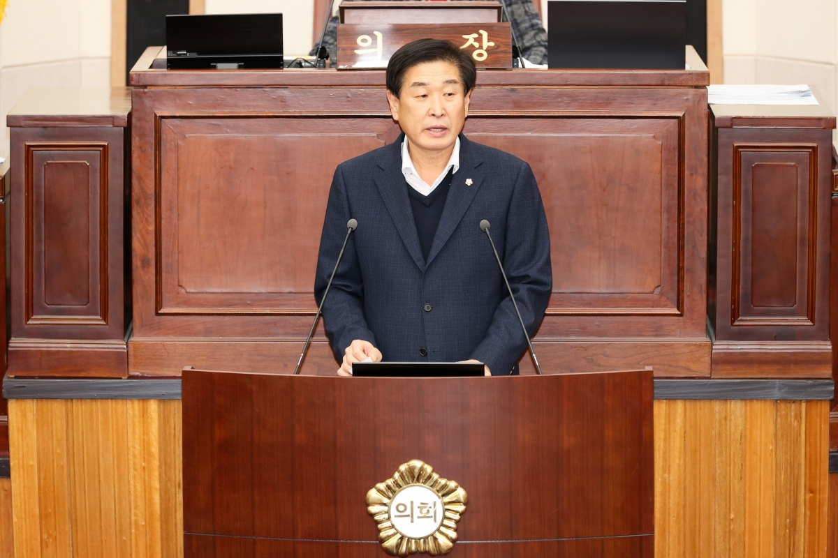 20251217-031[AMG_1644-1-제292회 제2차 정례회 제3차 본회의시 김영길 예산결산특별위원장 2025년도 제2회 추가경정예산안 및 기금운용계획변경안 활동결과보고.JPG